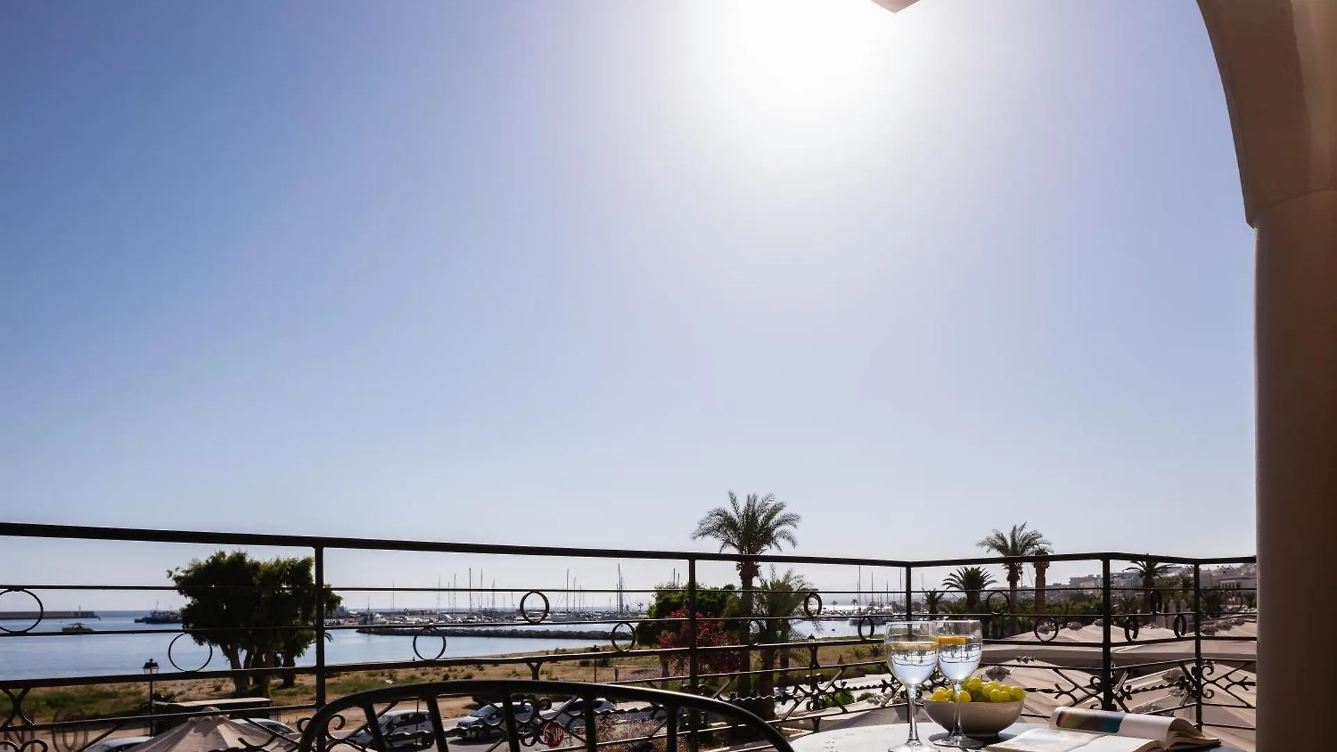 Apartment Chryssi 01, Stylish Seaside Spot In The Heart Of Rethymno