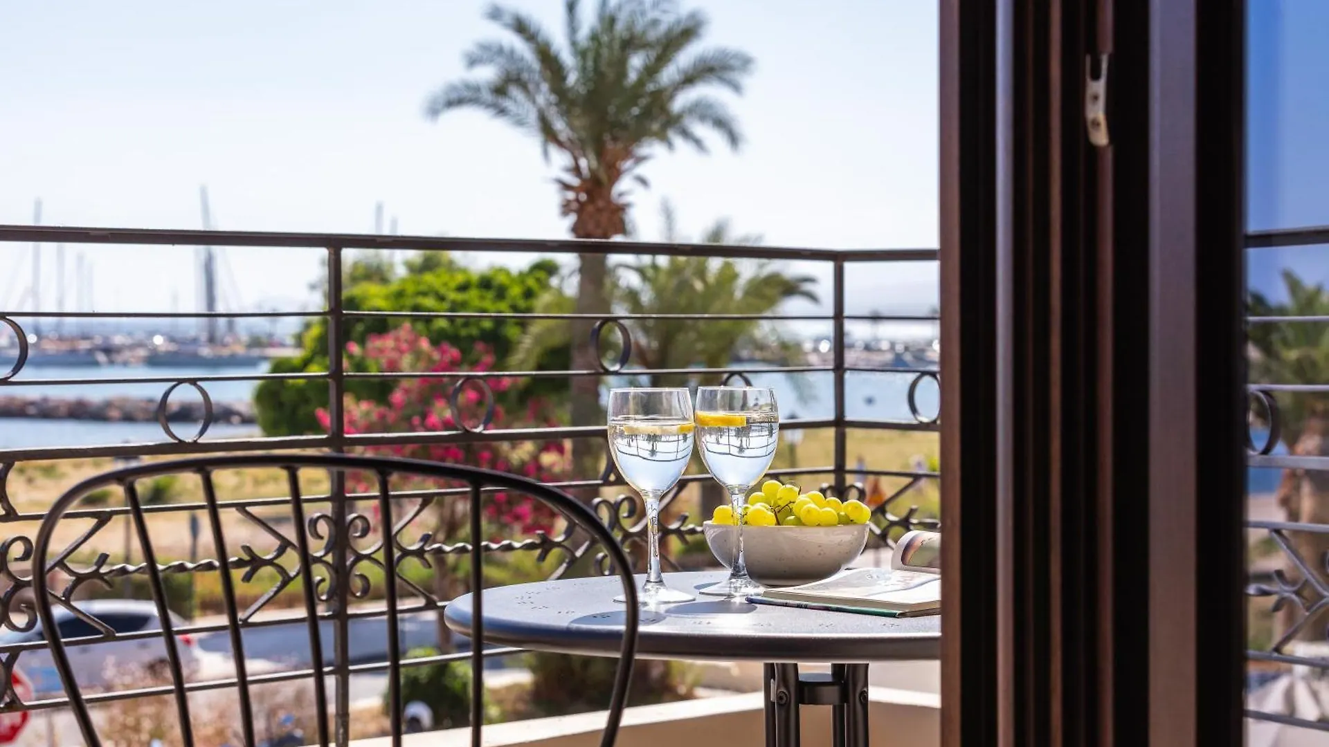 Apartment Chryssi 01, Stylish Seaside Spot In The Heart Of Rethymno