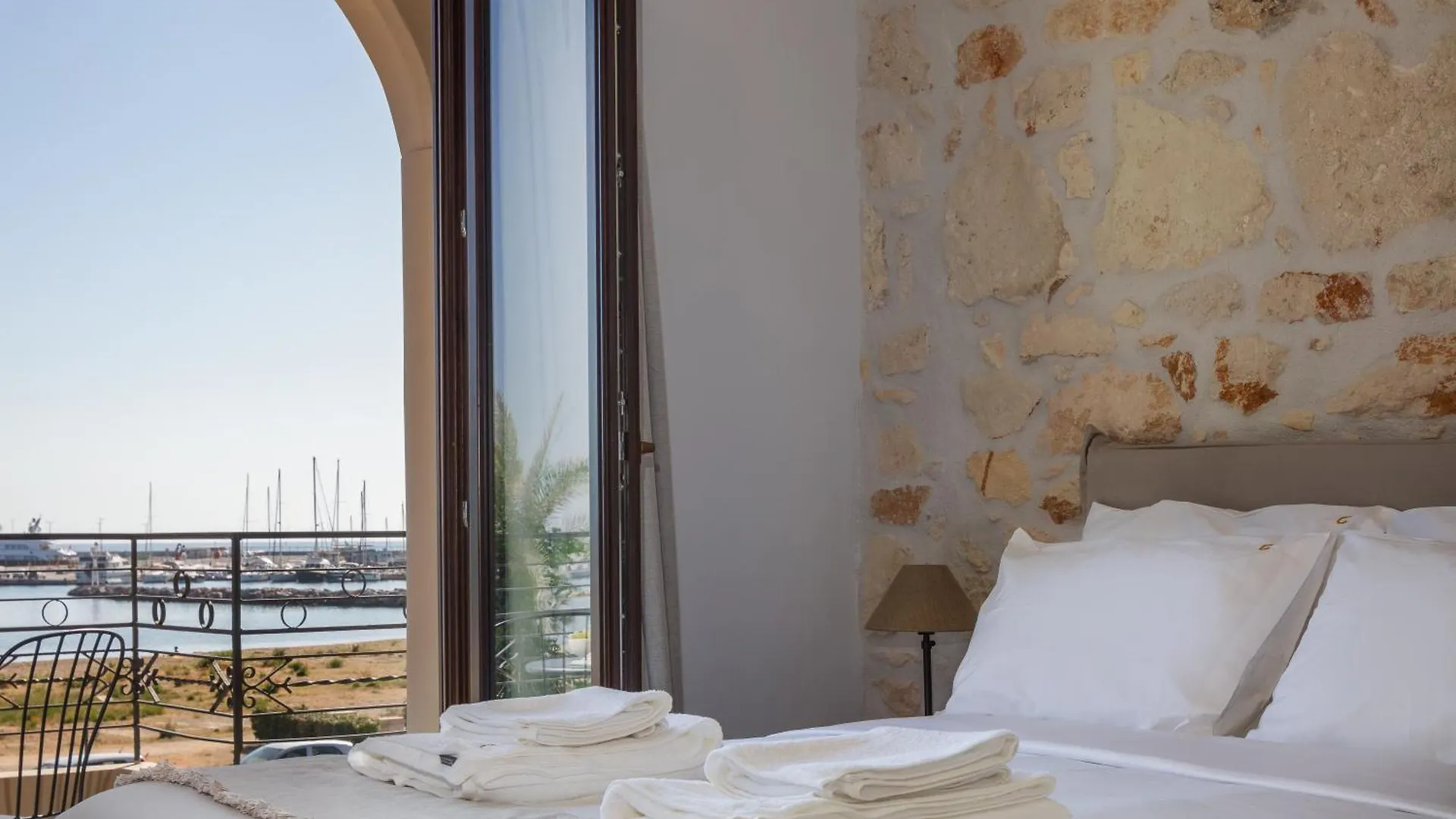Chryssi 01, Stylish Seaside Spot In The Heart Of Rethymno