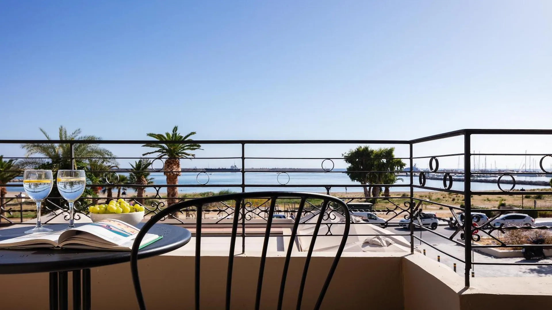 Apartment Chryssi 01, Stylish Seaside Spot In The Heart Of Rethymno Greece