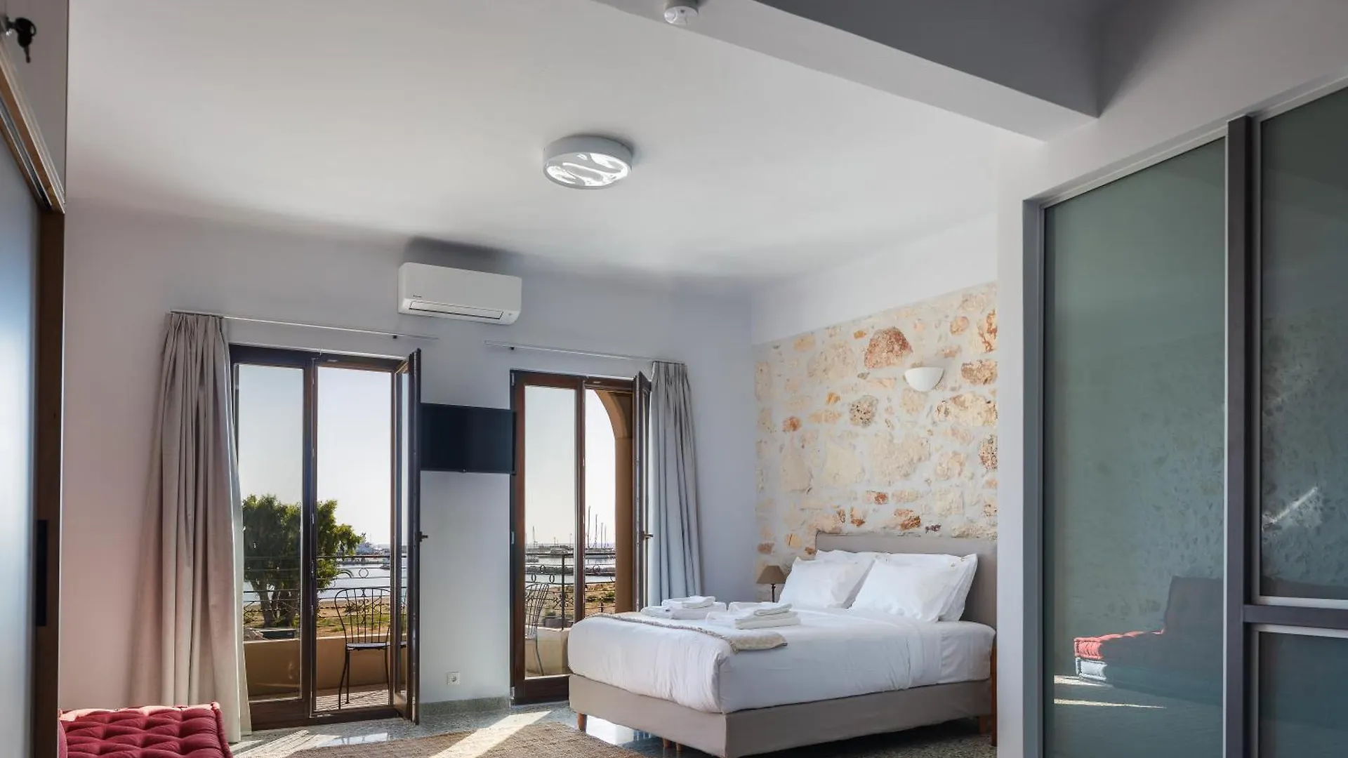 Chryssi 01, Stylish Seaside Spot In The Heart Of Rethymno